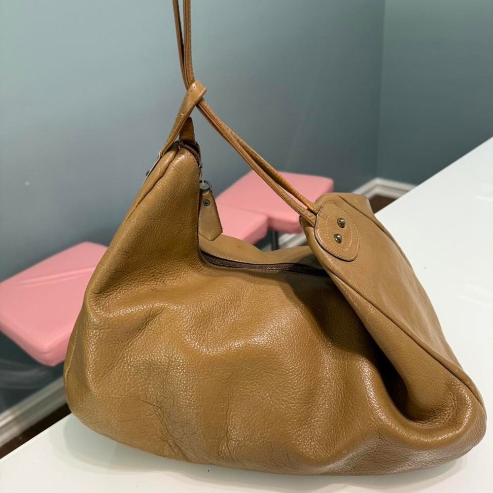 Tan leather boho shoulder bag with zipper closure and 2‎ pockets